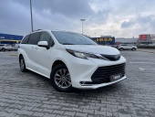 Toyota Sienna XLE Hybrid